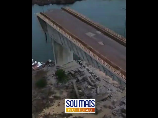 'Video thumbnail for Imagens aéreas mostram carro preso em fenda que se abriu após ponte desabar entre o TO e o MA'