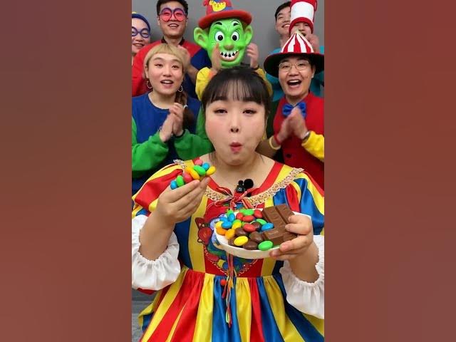 Video thumbnail for 🍬Epic Candy Feast! Chubby Girl’s Colorful ASMR Mukbang with Cheering Crowd🎉👧🏼💥 モッパン 中国