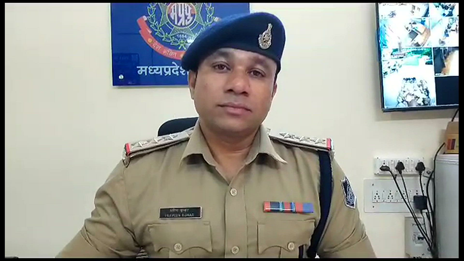'Video thumbnail for Jabalpur Breaking news : 25 पेटी अवैध शराब के साथ 4 तस्करों को पुलिस ने किया गिरफ्तार, जांच जारी'