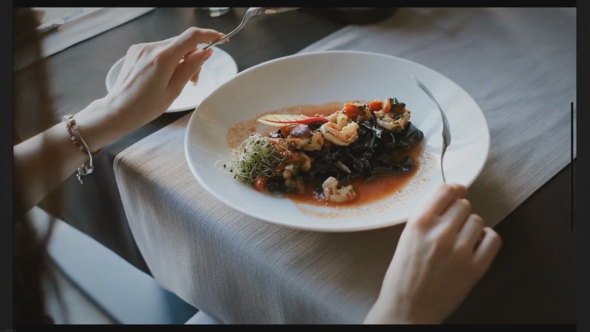 Video thumbnail for The Ultimate Guide To Seamless Restaurant Tip Calculation In United Kingdom (September 2023)