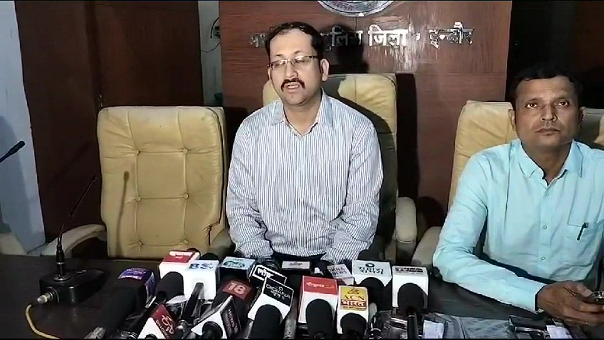 'Video thumbnail for इंदौर क्राइम ब्रांच ने 10 अवैध पिस्तौल और कारतूस सहित दो अवैध हथियारों तस्कर को किया गिरफ्तार'