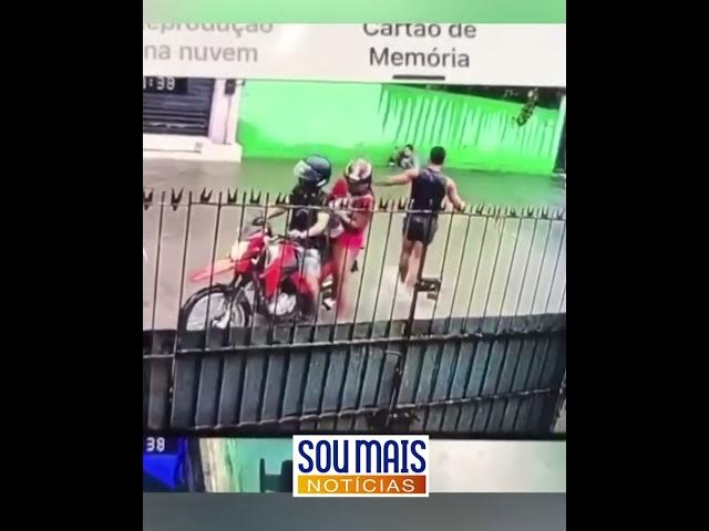 'Video thumbnail for Mulher cai em galeria durante enxurrada e passa três minutos submersa na Grande Recife'