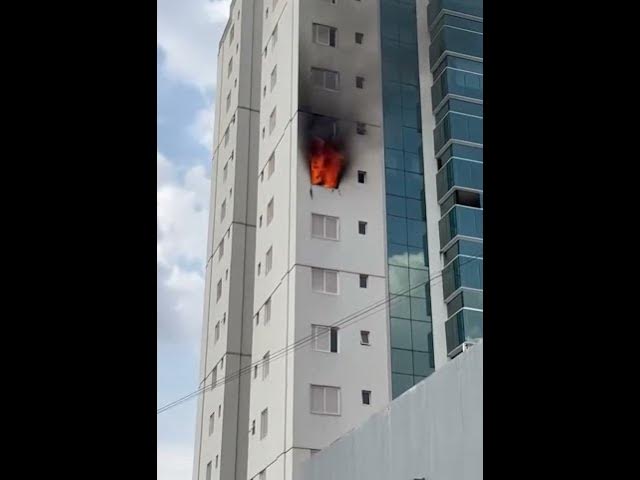 'Video thumbnail for Apartamento do 8º andar de edifício é tomado pelas chamas no centro de Palmas'