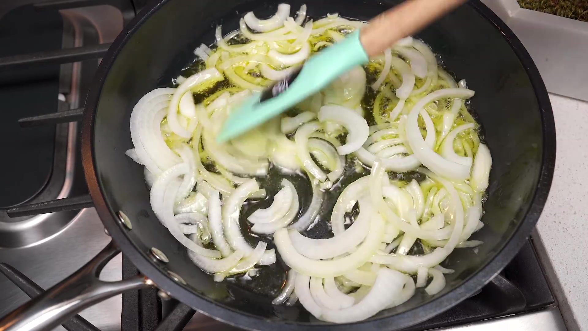 Video thumbnail for Traditionelles spanisches Omelett mit NUR 3 Zutaten! Jeder wird begeistert sein (1080p 30fps)