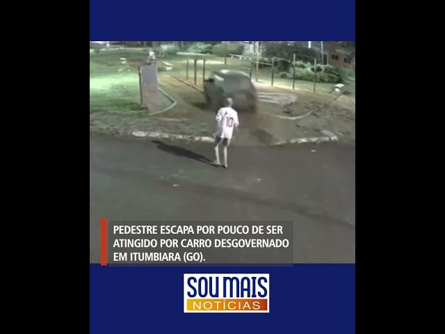 'Video thumbnail for Pedestre escapa por pouco de ser atingido por carro desgovernado em Itumbiara (GO).'
