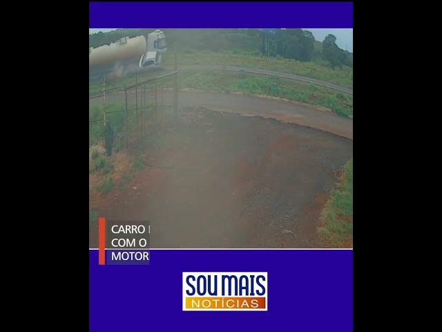 'Video thumbnail for Caminhão-tanque arrasta carro em rodovia de Goiás'