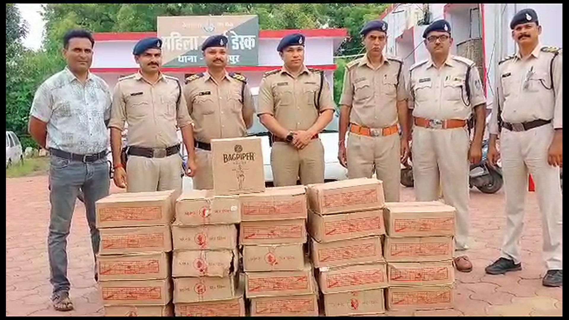 'Video thumbnail for Jabalpur Breaking news : 25 पेटी अवैध शराब के साथ 4 तस्करों को पुलिस ने किया गिरफ्तार, जांच जारी'