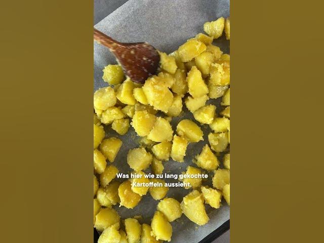 'Video thumbnail for Mit dieser Geheimzutat gelingen dir CRISPY Ofenkartoffeln #shorts'