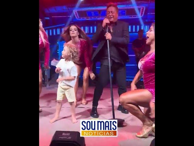'Video thumbnail for Menino de 5 anos rouba a cena ao dançar no palco durante show de Leonardo em Goiânia'