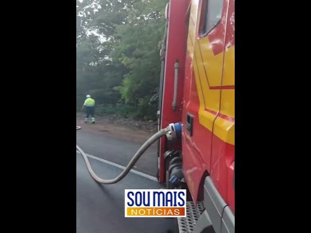 'Video thumbnail for Motorista morre carbonizada após colisão envolvendo três caminhões na BR-153'