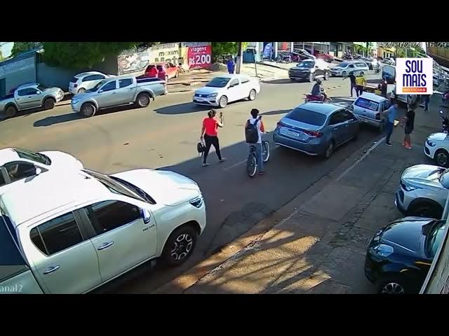 'Video thumbnail for Caixão com corpo dentro cai de carro funerário no meio de avenida em Araguaína (TO)'
