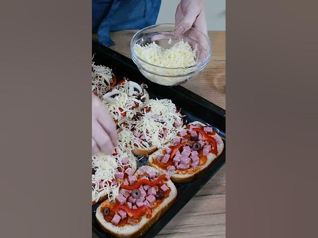 'Video thumbnail for 🍕 Pizza rapidă și delicioasă - pe felii de pâine! #pizza #retetesimple #bucatearomate'