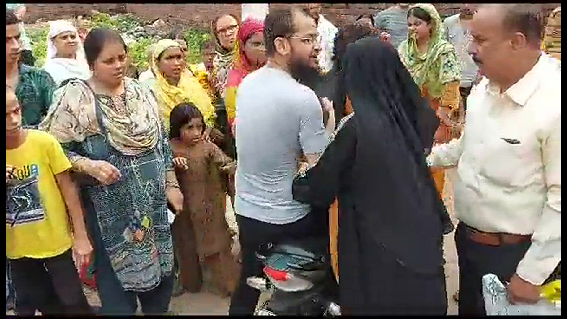 'Video thumbnail for विदेश से आए शौहर ने बीबी को घर से निकाला फिर हुआ बीवी का हाई वोल्टेज ड्रामा । '