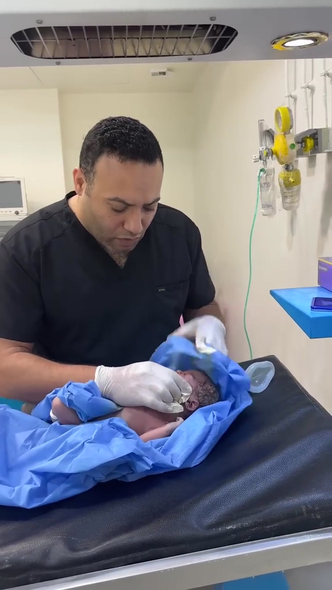 Video thumbnail for born baby tiny(720P_HD)