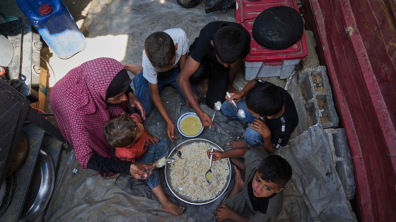 'Video thumbnail for Desperate Palestinians queue for food at soup kitchen during Eid al-Adha'