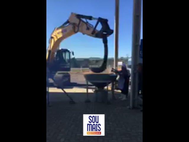 'Video thumbnail for Feijoada gigante é feita com apoio de retroescavadeira e caminhão-pipa no Paraná'