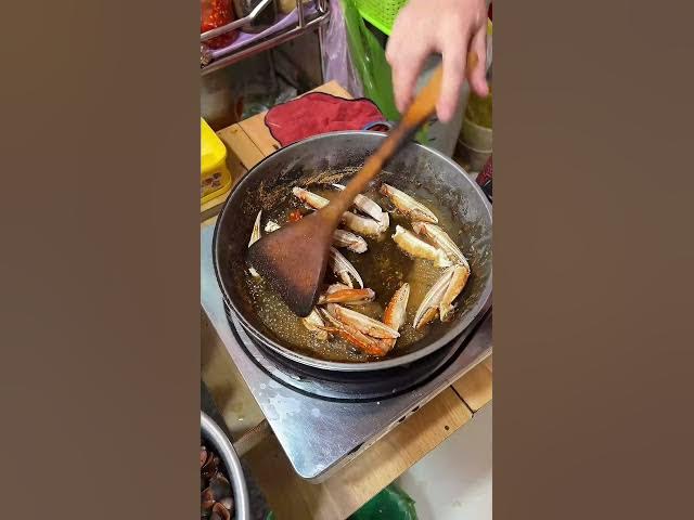 Video thumbnail for Saigon’s Secret Snail & Crab Combo | Must-Try Street Food | Ốc Núp Hẻm #foodshorts #foodspotting