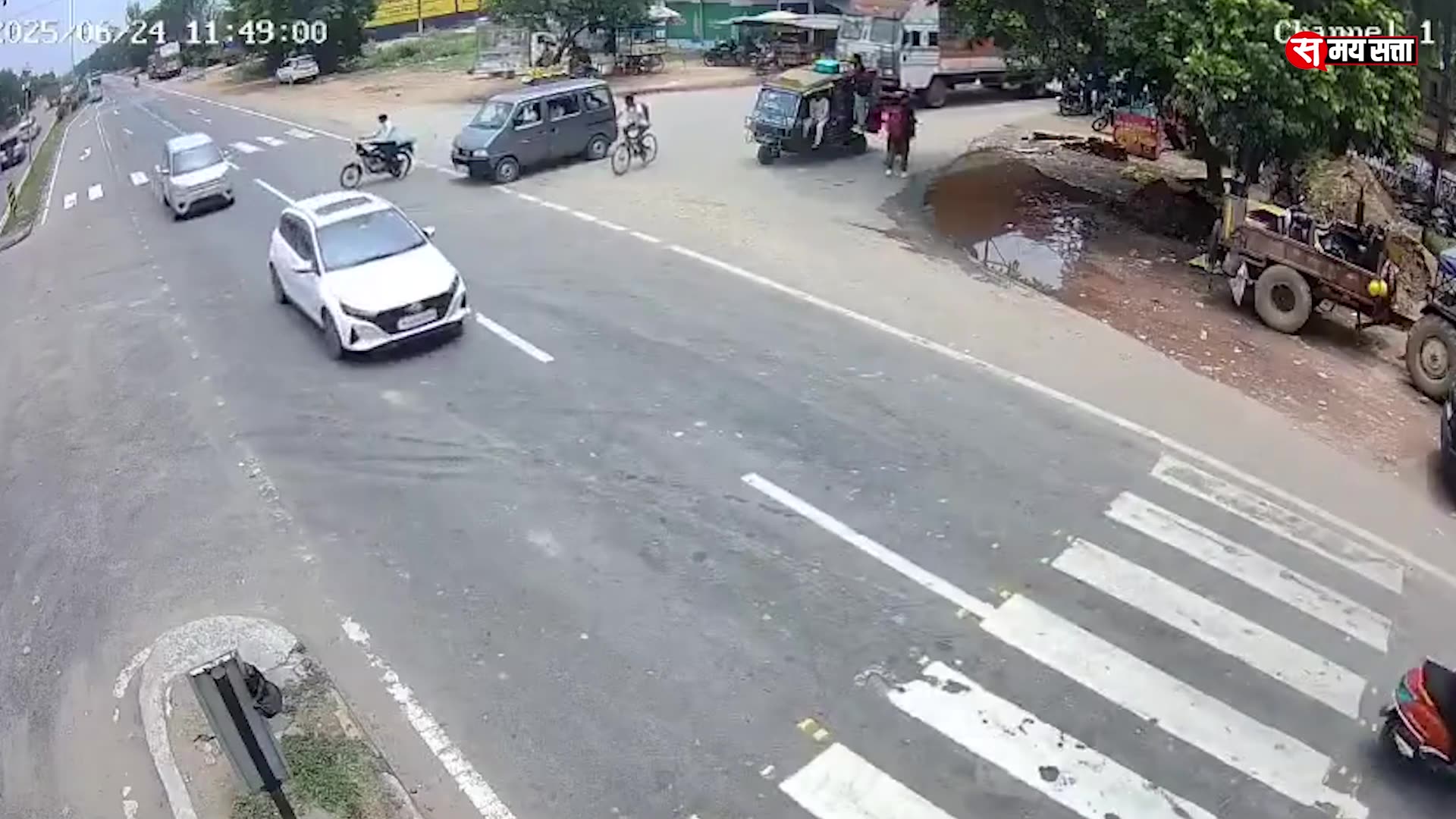 Video thumbnail for CCTV वीडियो देखकर अनुमान लगाएं कि ऐसे हादसों का कारण कौन हैं ?