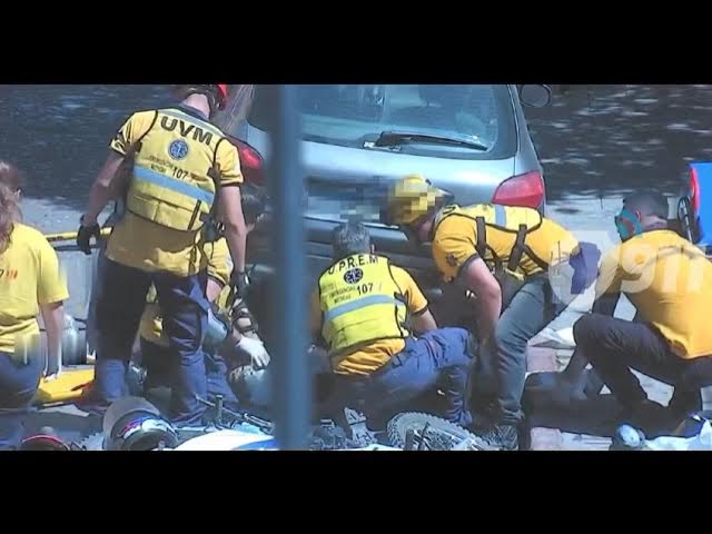 Video thumbnail for Un motociclista chocó contra un auto y quedó atrapado debajo de otro vehículo