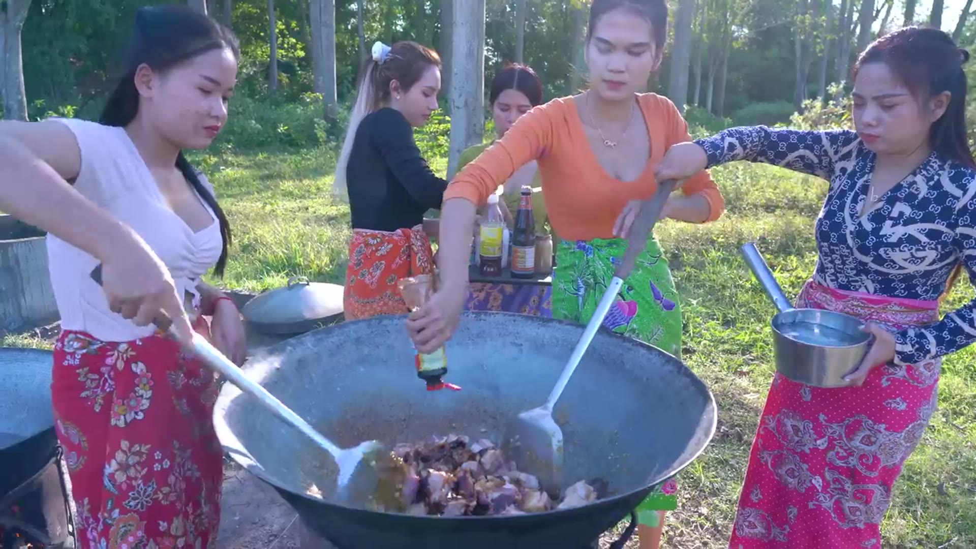 Video thumbnail for Noodle soup pork braised cook recipe and eat - Amazing video (720p 25fps)