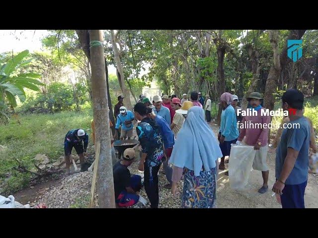 Video thumbnail for Warga Dusun Julung Galang Dana dan Gotong Royong Aspal Jalan Sepanjang 700 Meter
