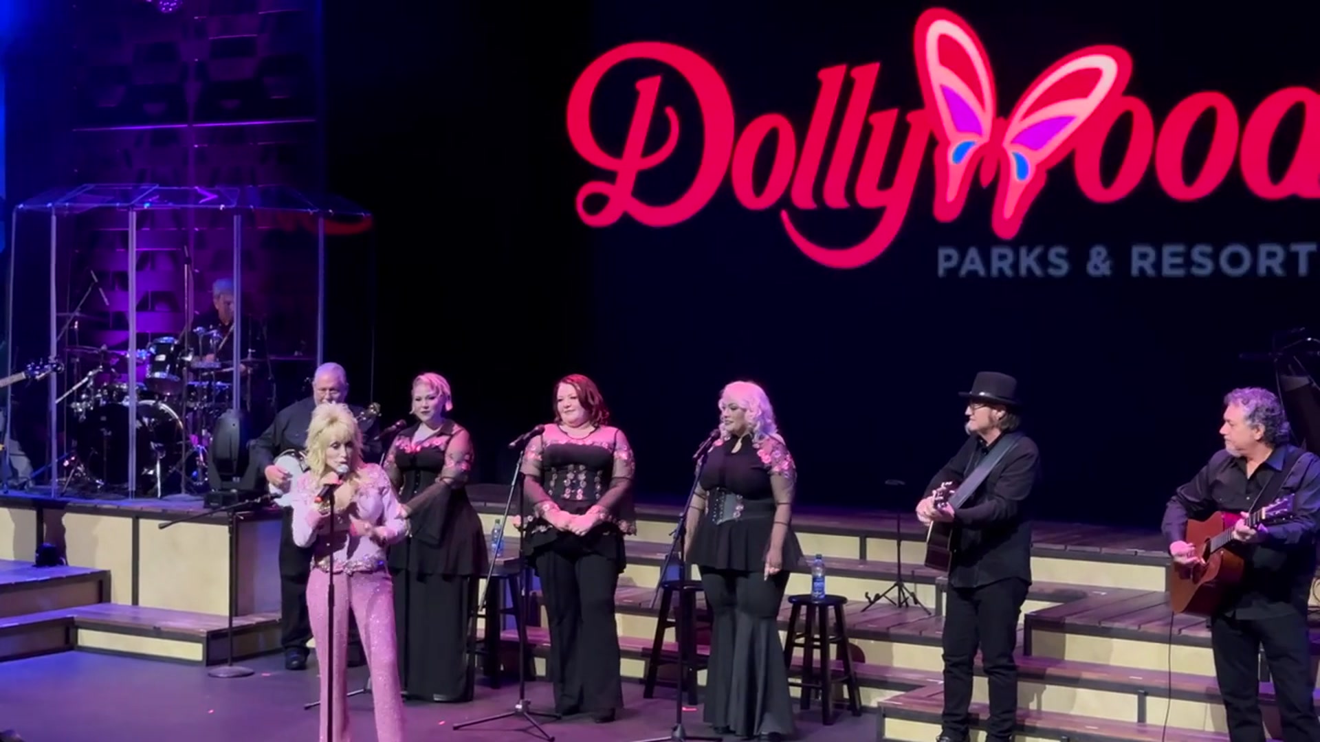 'Video thumbnail for Dolly Parton Performs and Talks to the Audience at Dollywood'