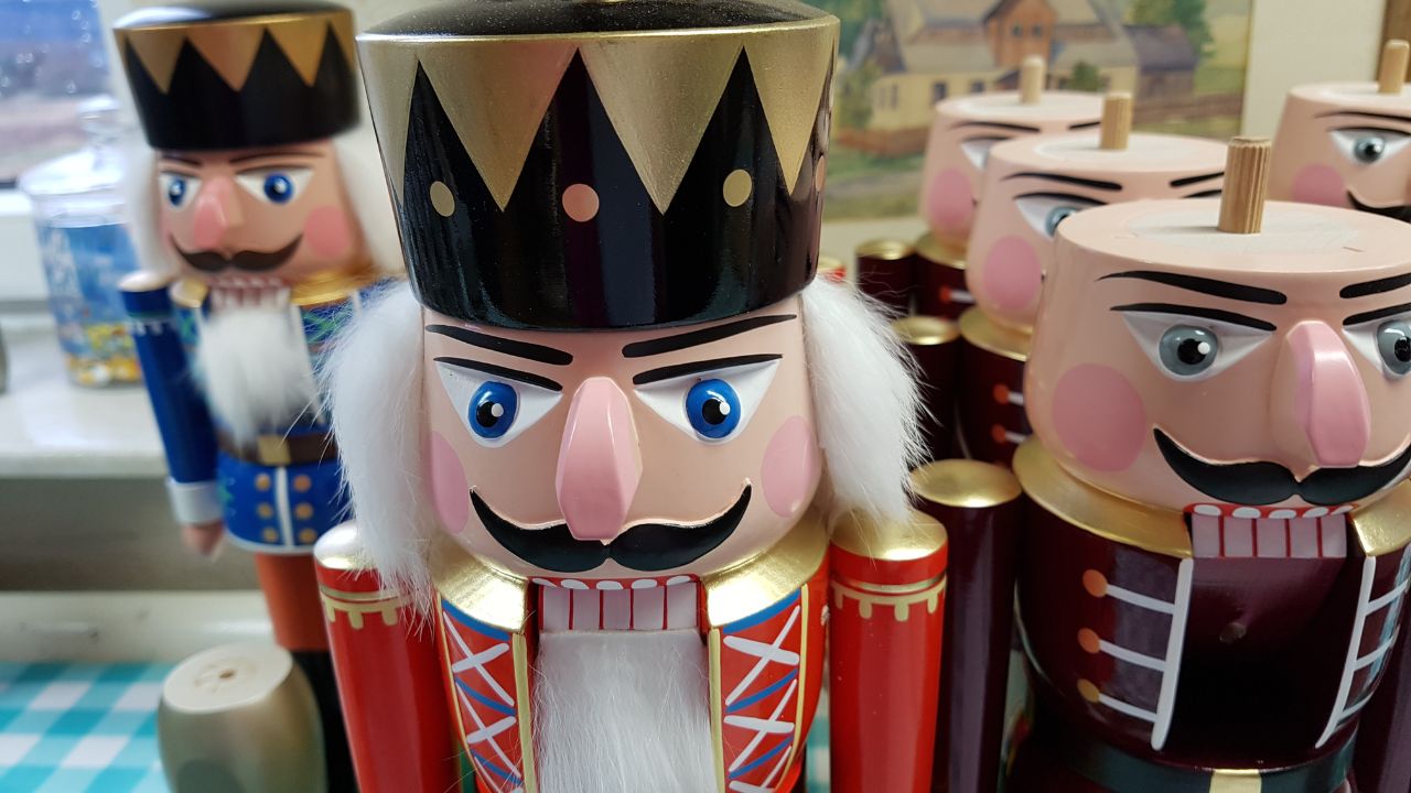 Video thumbnail for Weihnachten im Erzgebirge: Handwerk, Tradition & Geschichten aus den Werkstätten