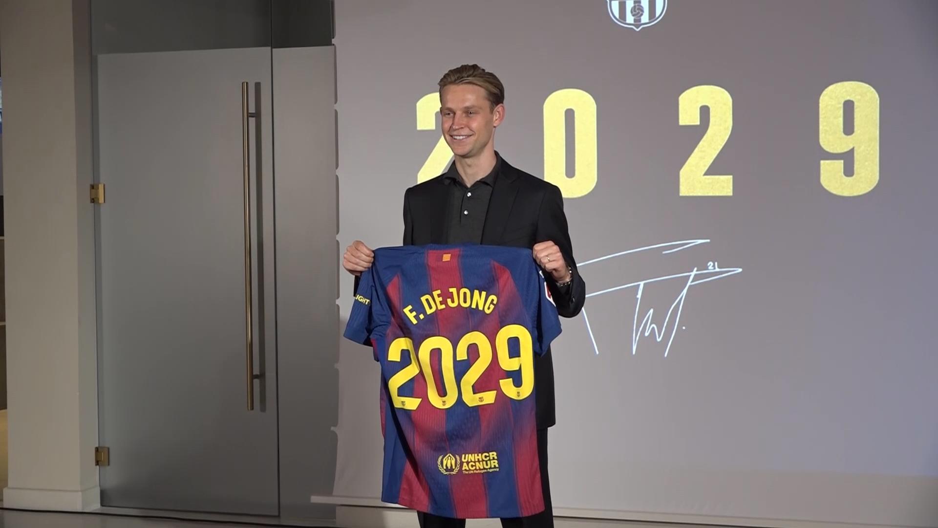 Video thumbnail for ‘I won’t tell you my salary’ – De Jong ‘very happy’ after new Barcelona contract