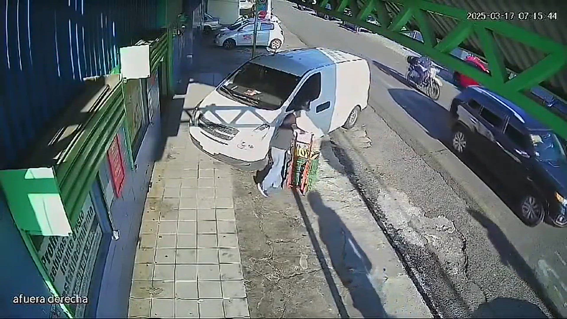 'Video thumbnail for Cámara captó momento en que sicarios acaban con conductor en supermercado de Heredia'
