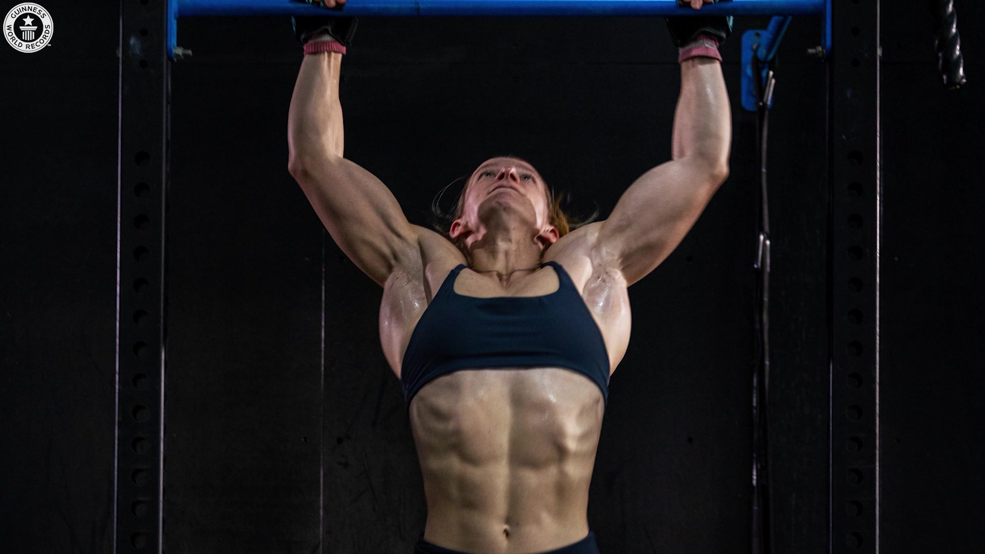 Video thumbnail for Aussie police officer does the most pull ups in one hour