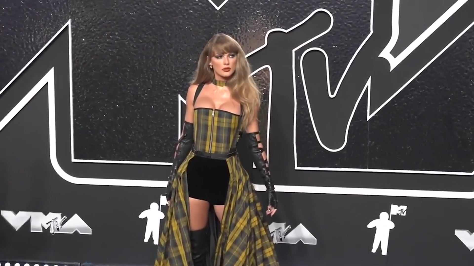 'Video thumbnail for Taylor Swift surprises fans with performance at Travis Kelce's Nashville event'