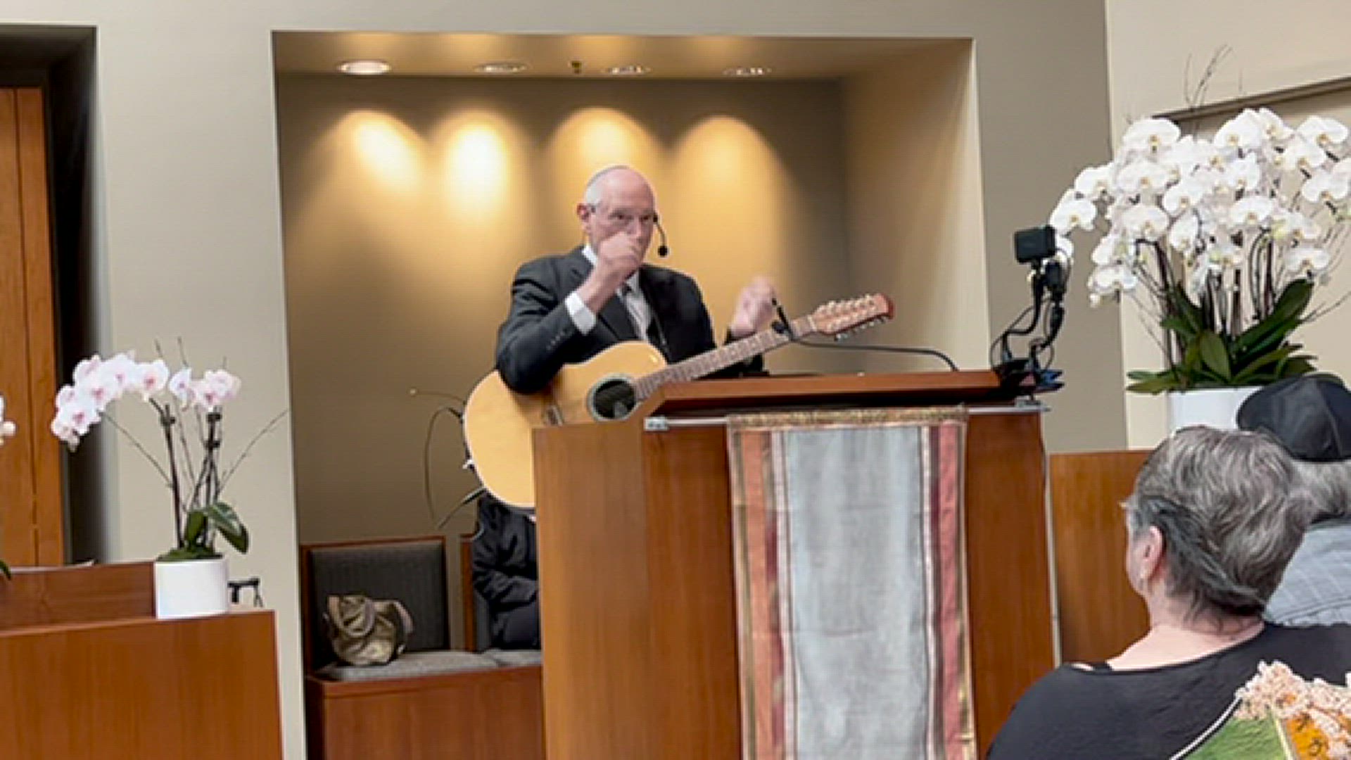 Video thumbnail for Rabbi Barry Lutz strums in new era at Kol Ami