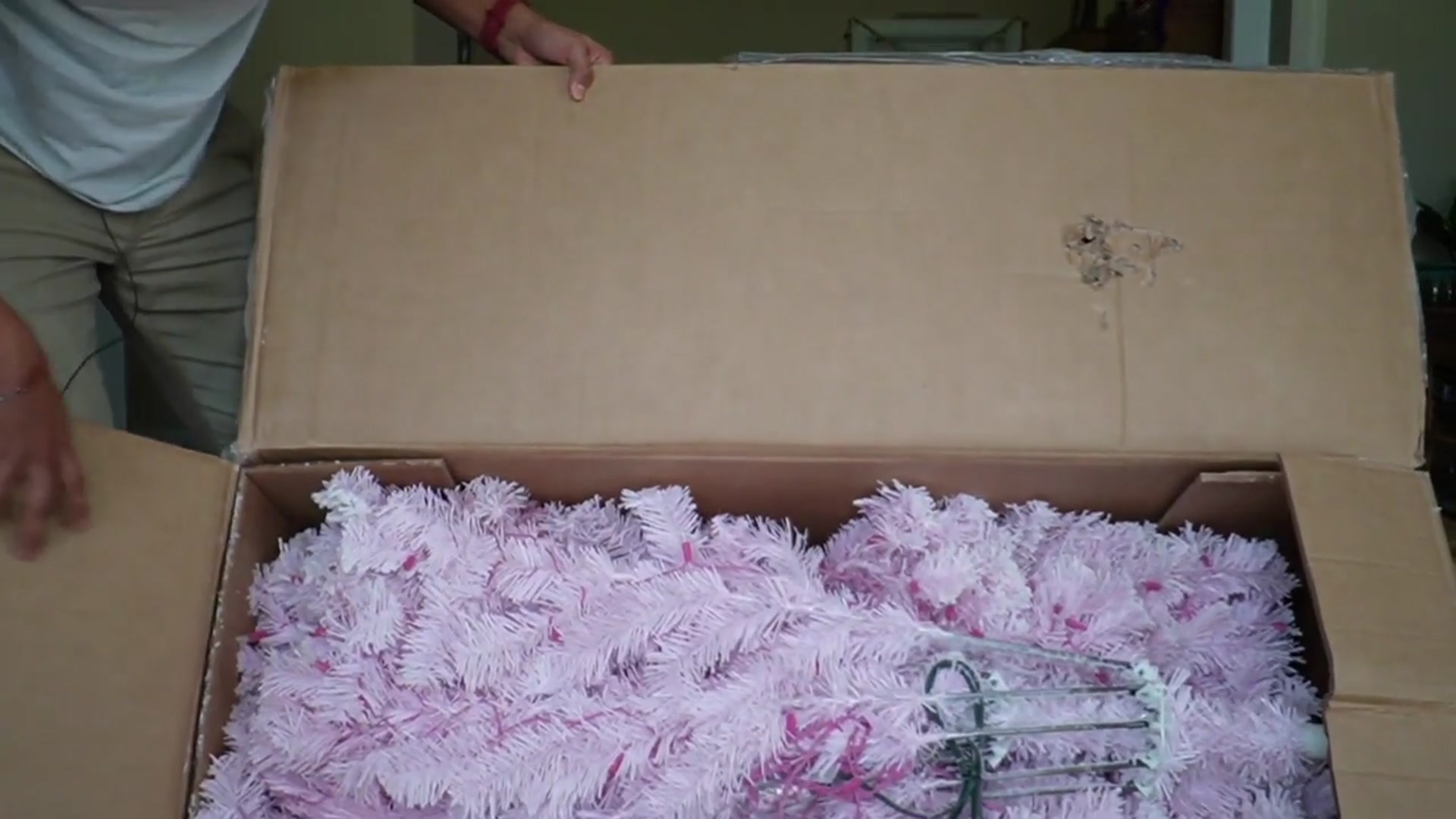 'Video thumbnail for This Yaheetech 9ft Pink Tree Is Massive'