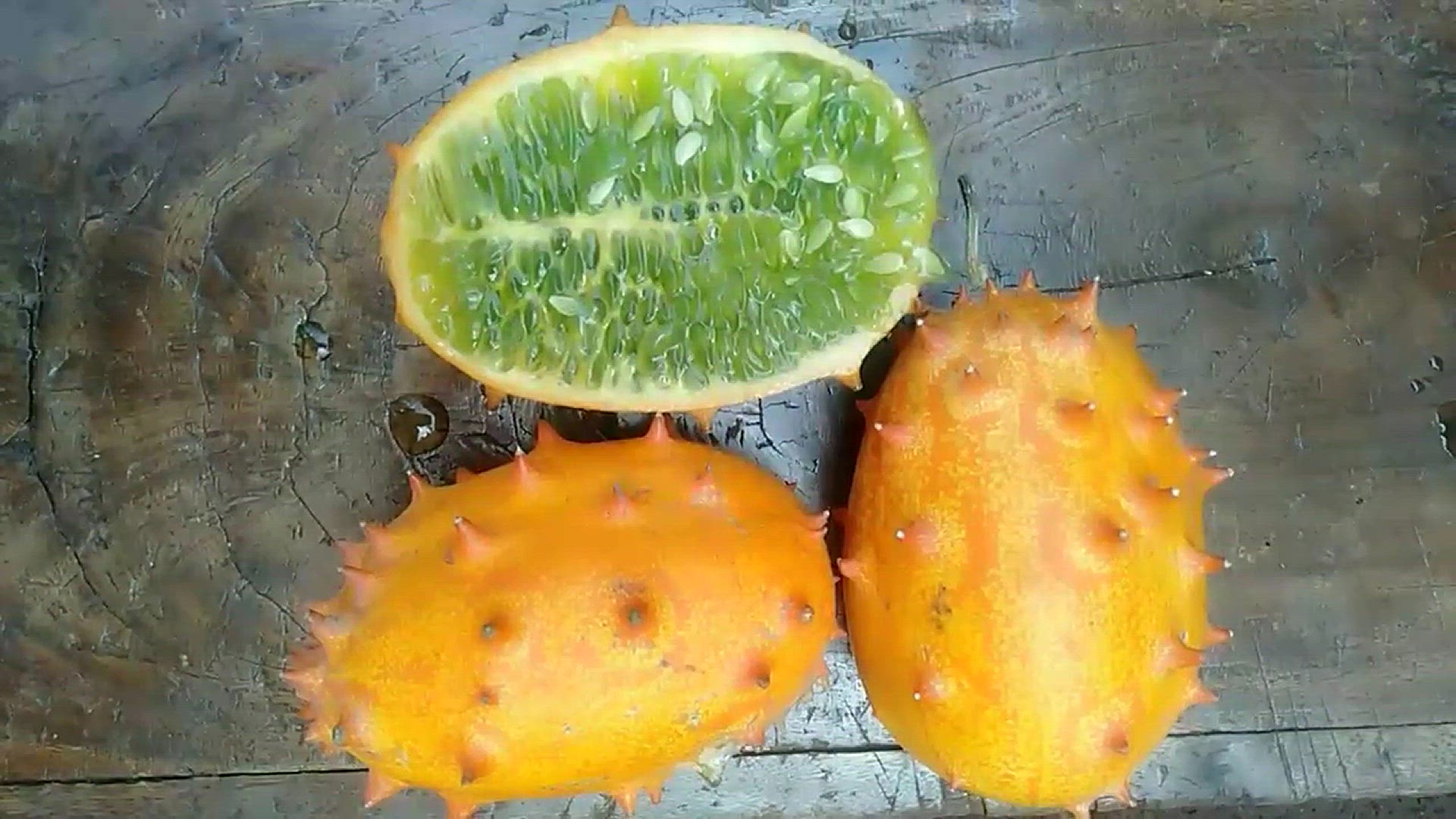 Video thumbnail for Freshly cut kiwano/horned melon
