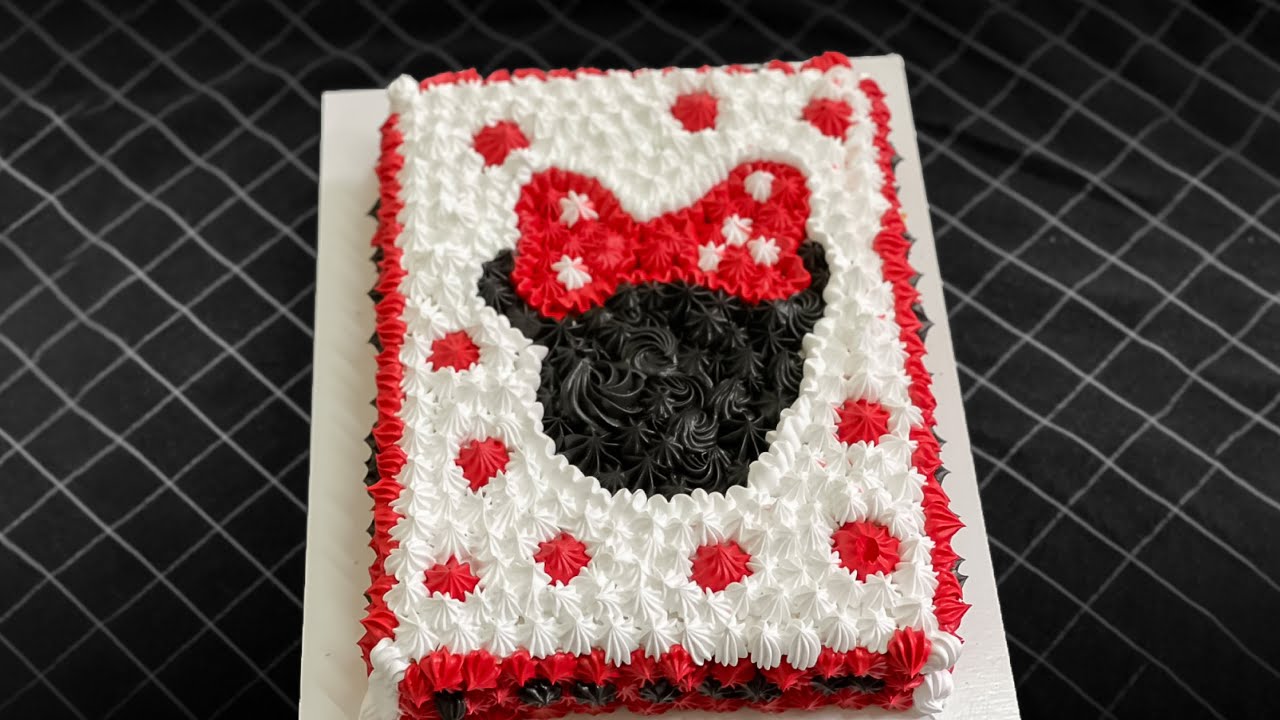 Video thumbnail for Mickey Mouse birthday cake decoration for baby