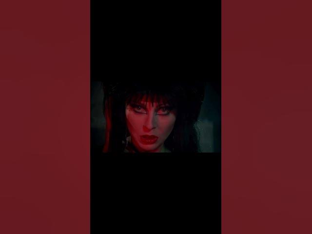Video thumbnail for ELVIRA: Apresentadora de TV boca suja em trajes sumários para em  cidade trazendo caos e baixaria!
