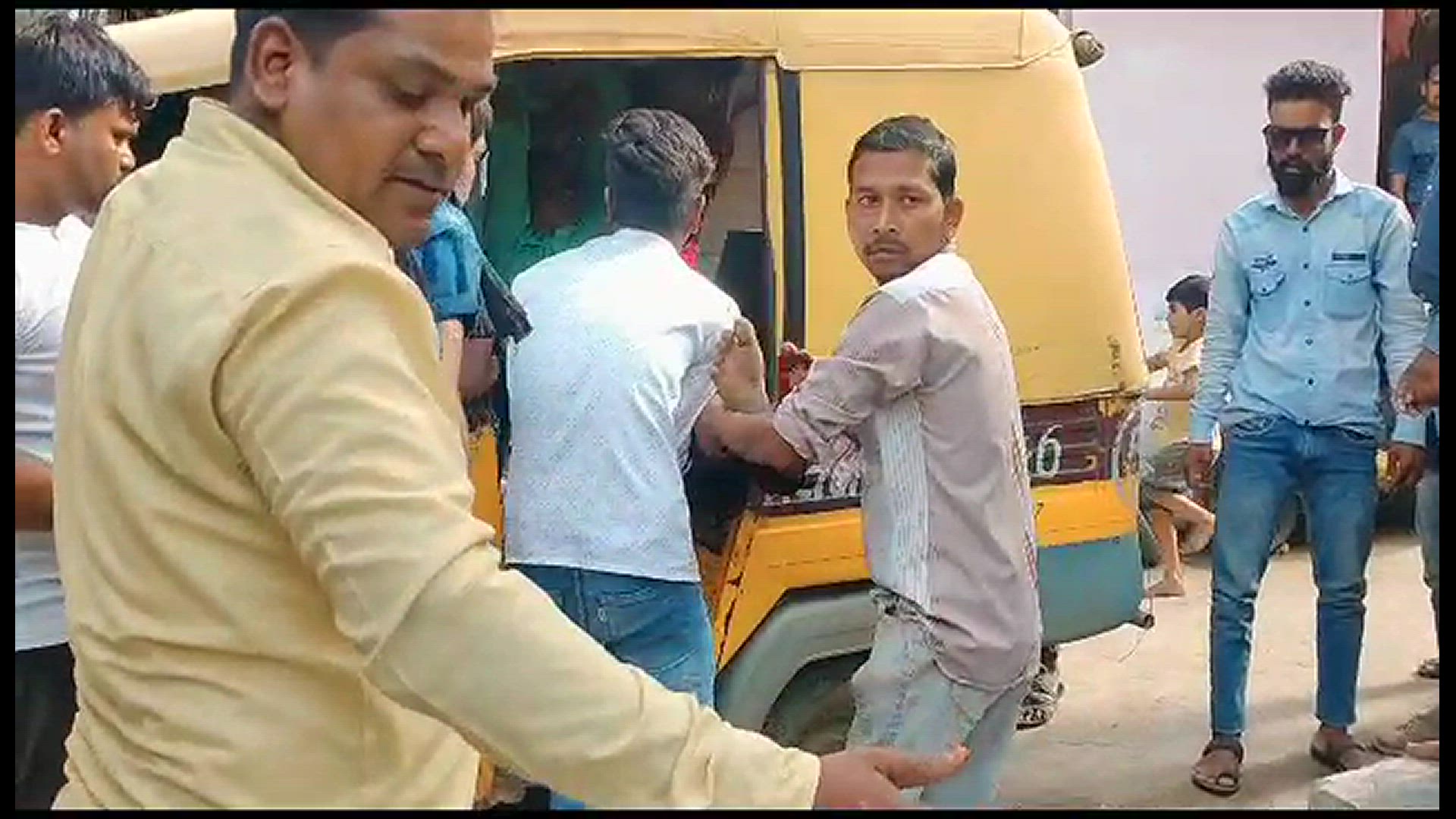 'Video thumbnail for एक पड़ोसी युवक ने दूसरे पड़ोसी युवक पर किया चाकू से हमला।'