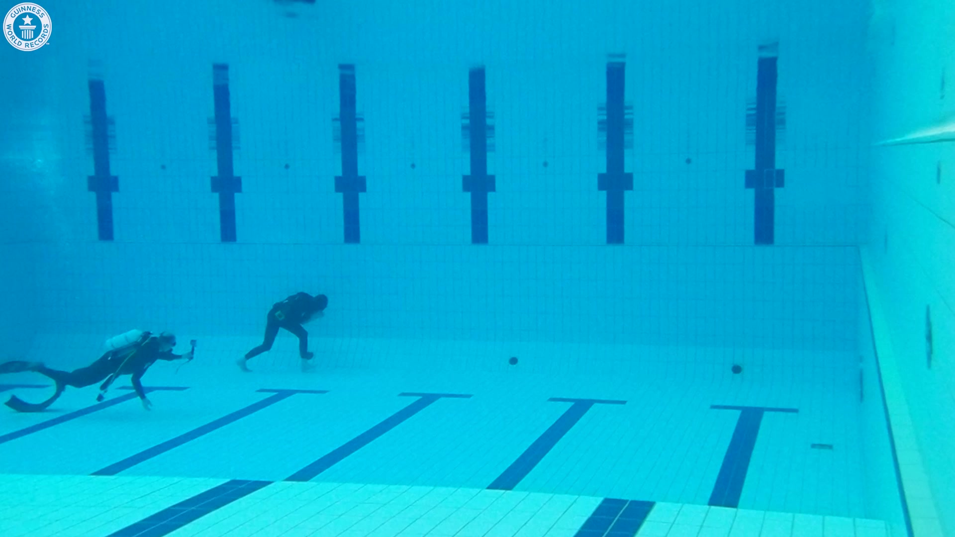 'Video thumbnail for Stanisław takes the longest underwater walk with one breath'