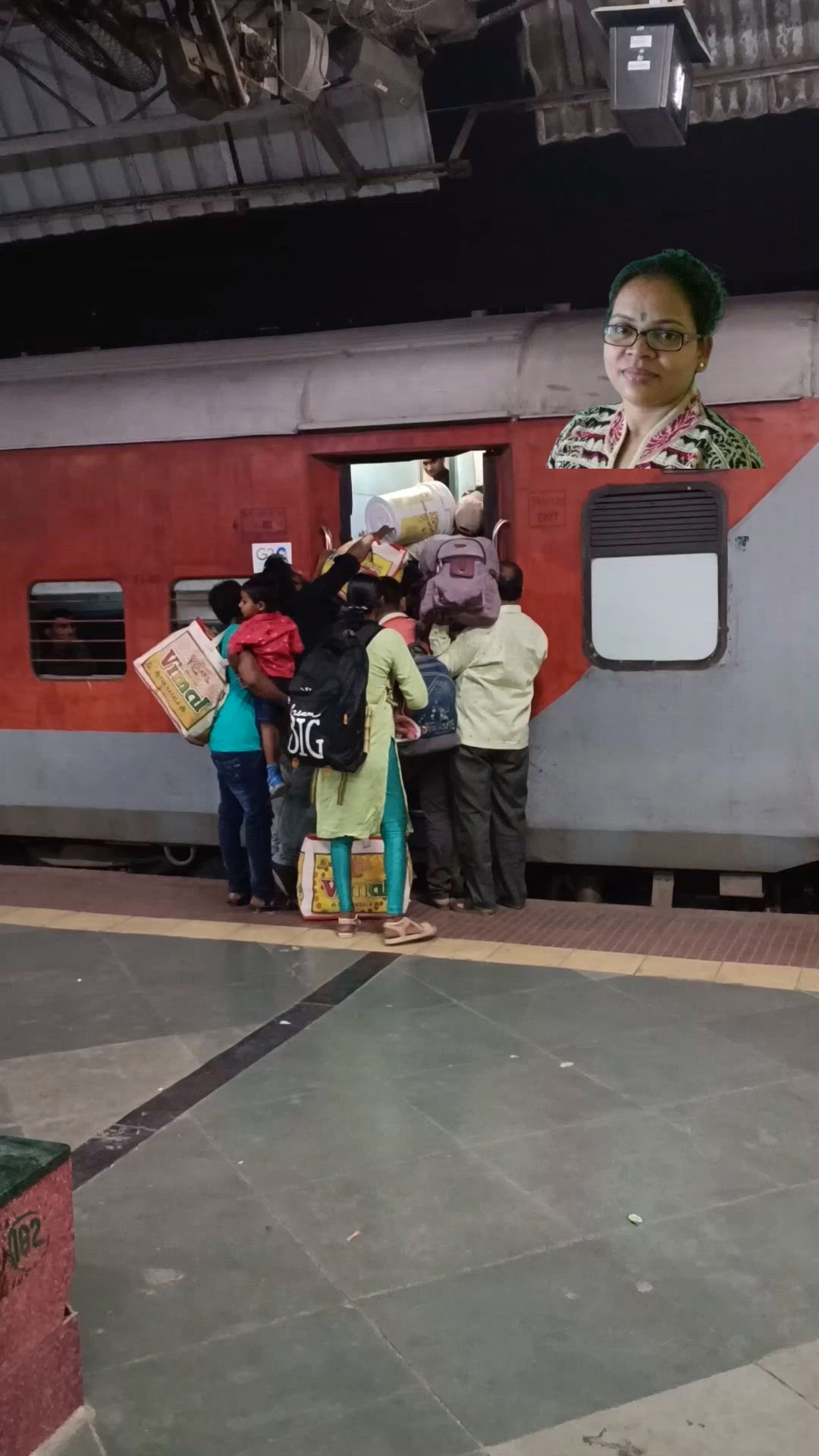 'Video thumbnail for मुंबई से यूपी: जनरल डिब्बे में घुसने के लिए क्या करना होगा? Mumbai - UP Train General Bogie'