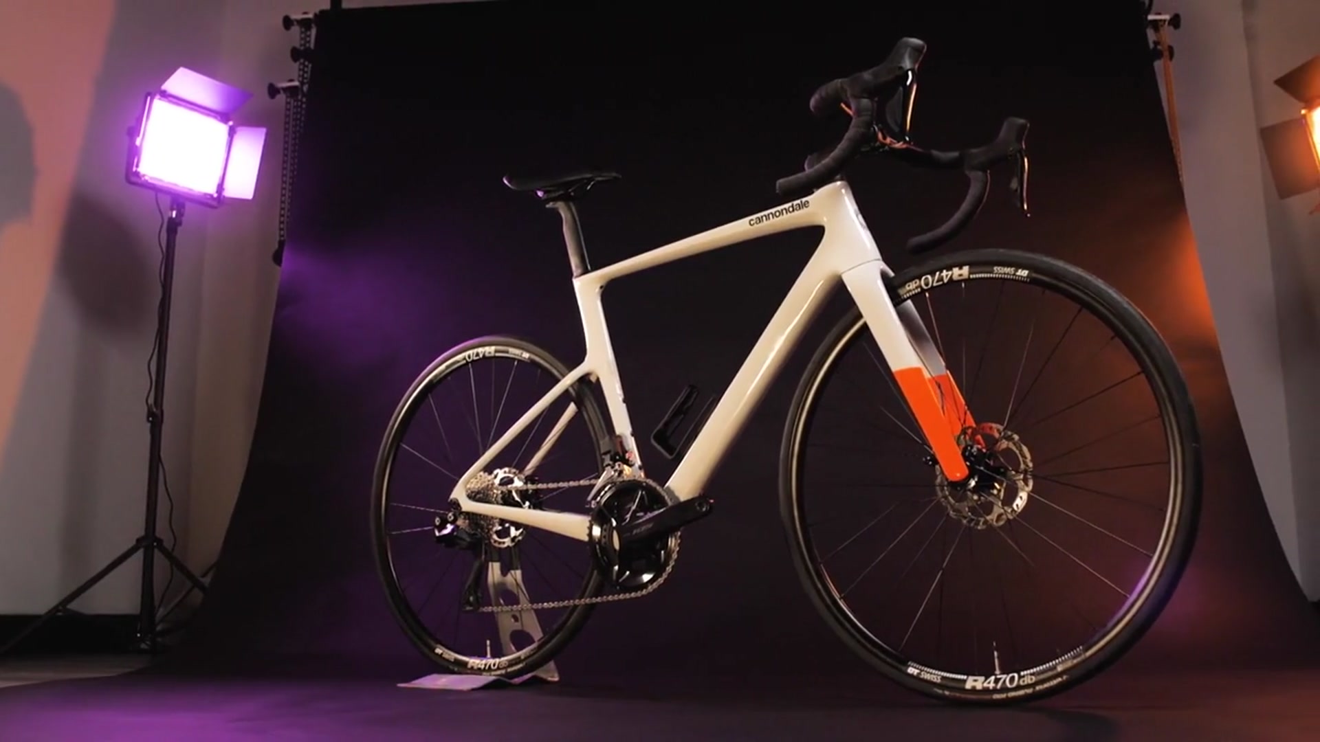 'Video thumbnail for Cannondale SuperSix EVO Lab 71 vs Cannondale SuperSix EVO 3'