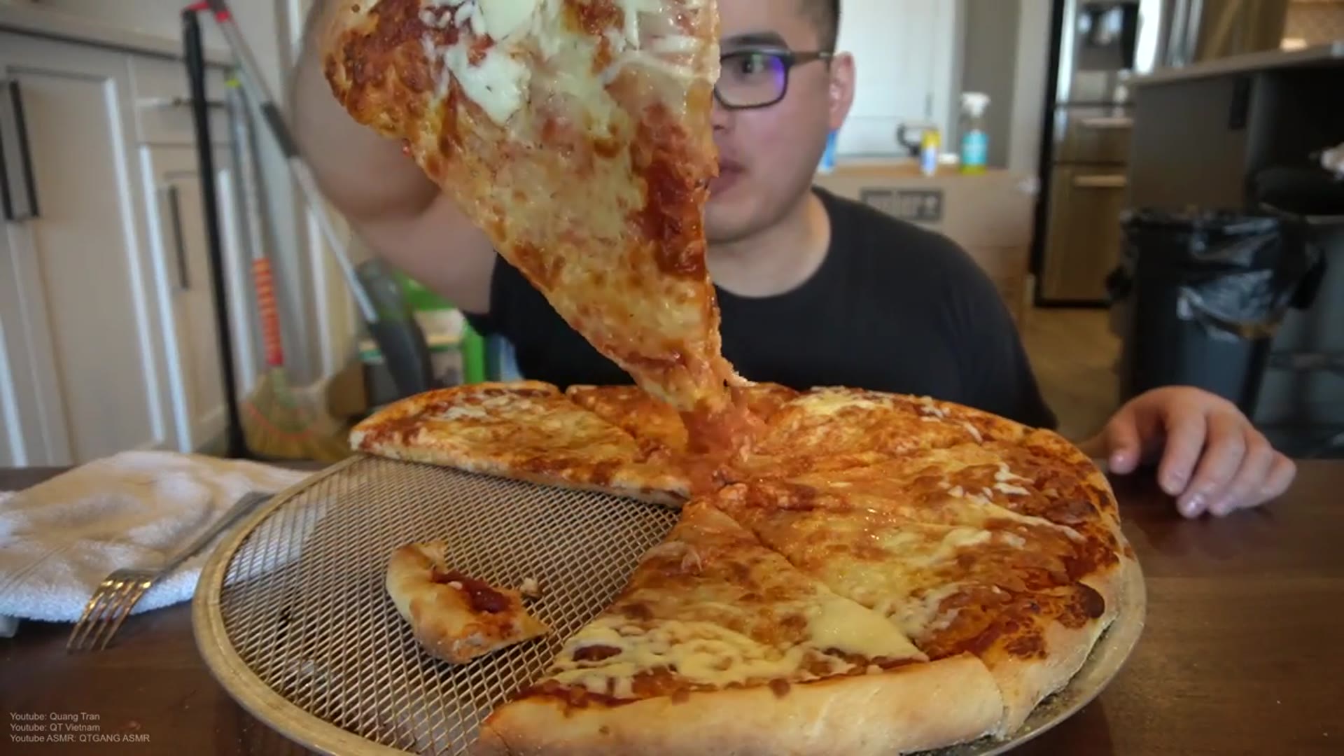 Video thumbnail for NEW YORK STYLE PIZZA at Home    Crusty Bottoms with NO PIZZA STONE NEEDED(720P 60FPS)