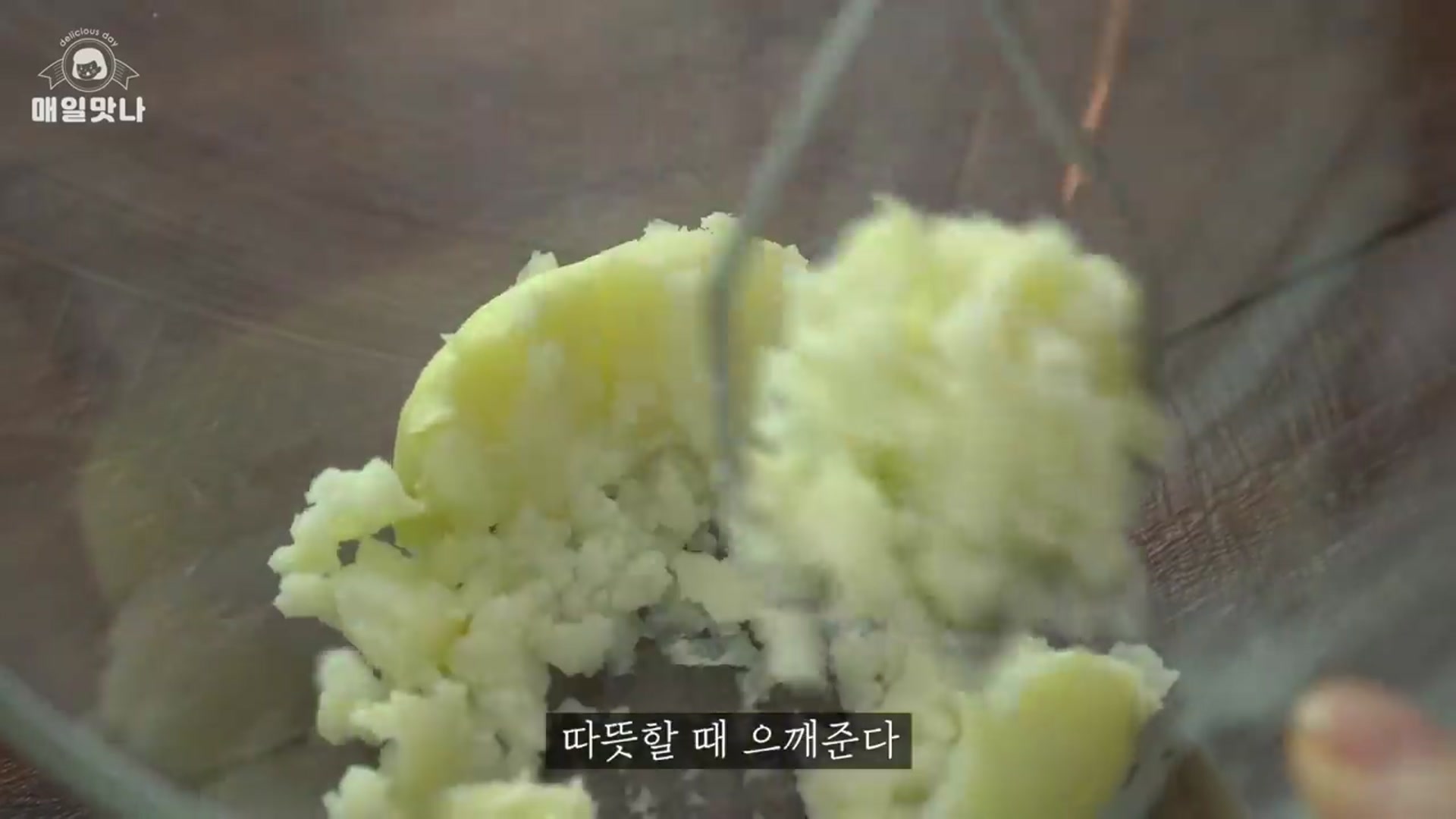 Video thumbnail for 콘치즈볼 황금비율 레시피 맛이 환상 감자치즈볼 만들기 No Eggs Corn Cheese Ball Recipe Potato Cheese Ball(720P HD)