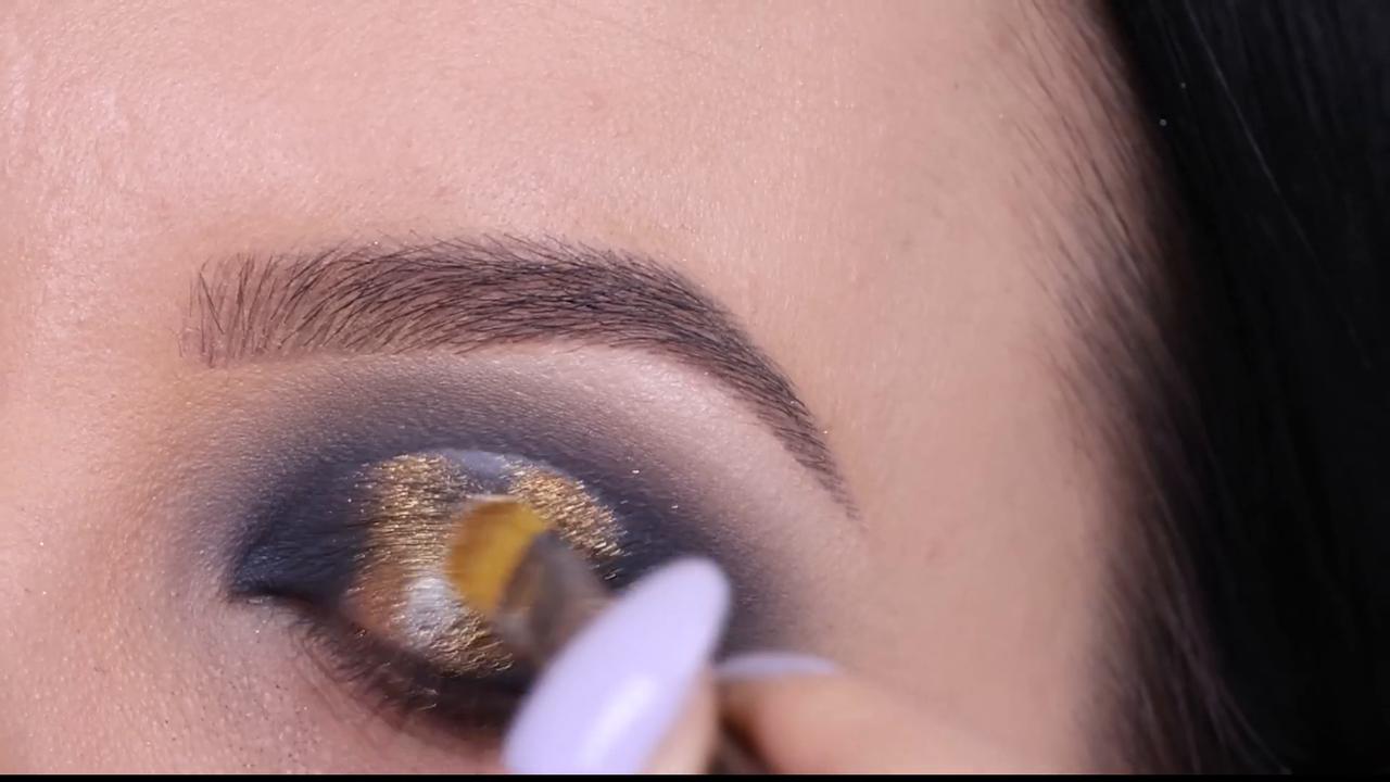 Video thumbnail for Black Smokey Cut Crease with Touch of Gold Tutorial