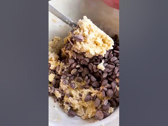 'Video thumbnail for Chocolate Chip Cookies – der einzige Kekssorte, die ihr braucht 🍪 #shorts'