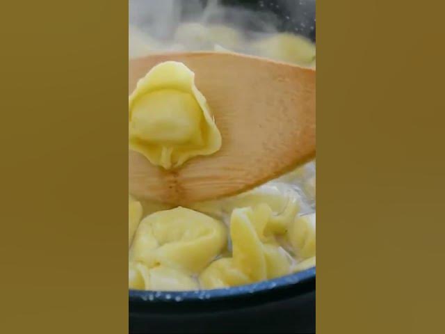 'Video thumbnail for Tortellini în sos de smântână cu usturoi #retetesimple #reteterapide #paste'