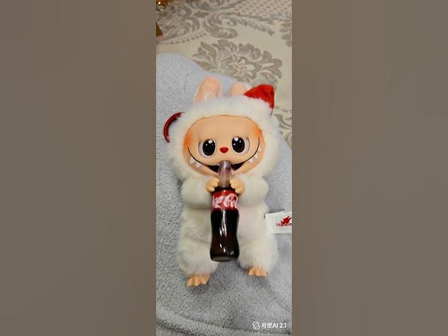 Video thumbnail for 标准 拉布布双手举起可口可乐大口畅饮 毛绒爪子紧握瓶身 把可乐一饮而尽