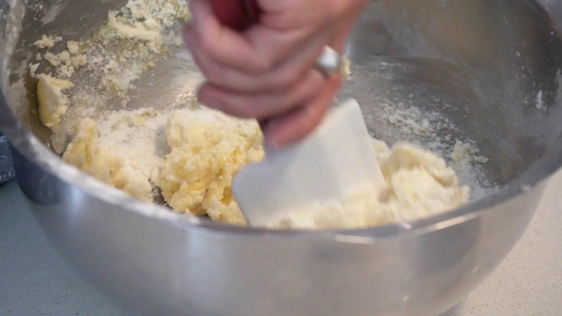 'Video thumbnail for Cómo cocinar unos alfajores de maicena sin gluten por Maru Botana'