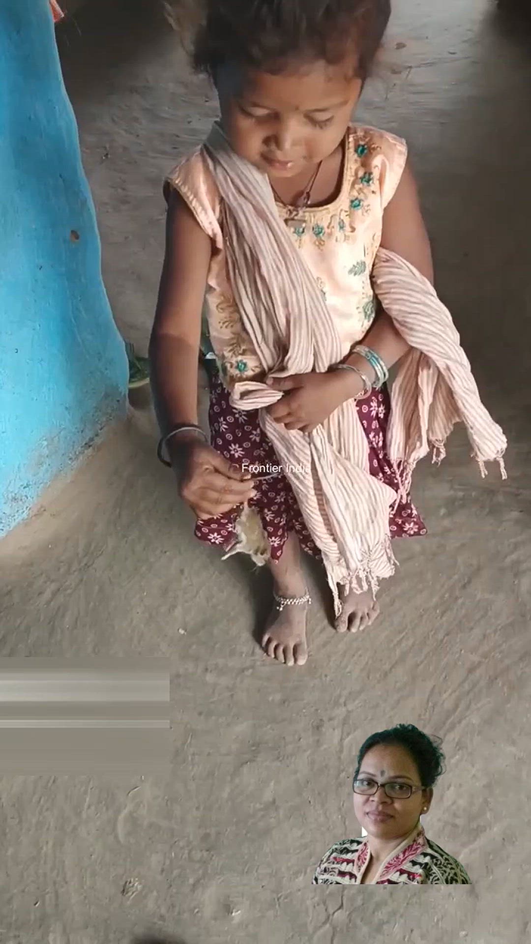 'Video thumbnail for मेरे भाई की शरारती बेटी ने एक छोटा सा जीवित चूहा पकड़ लिया है! Naughty Girl caches a tiny rat'