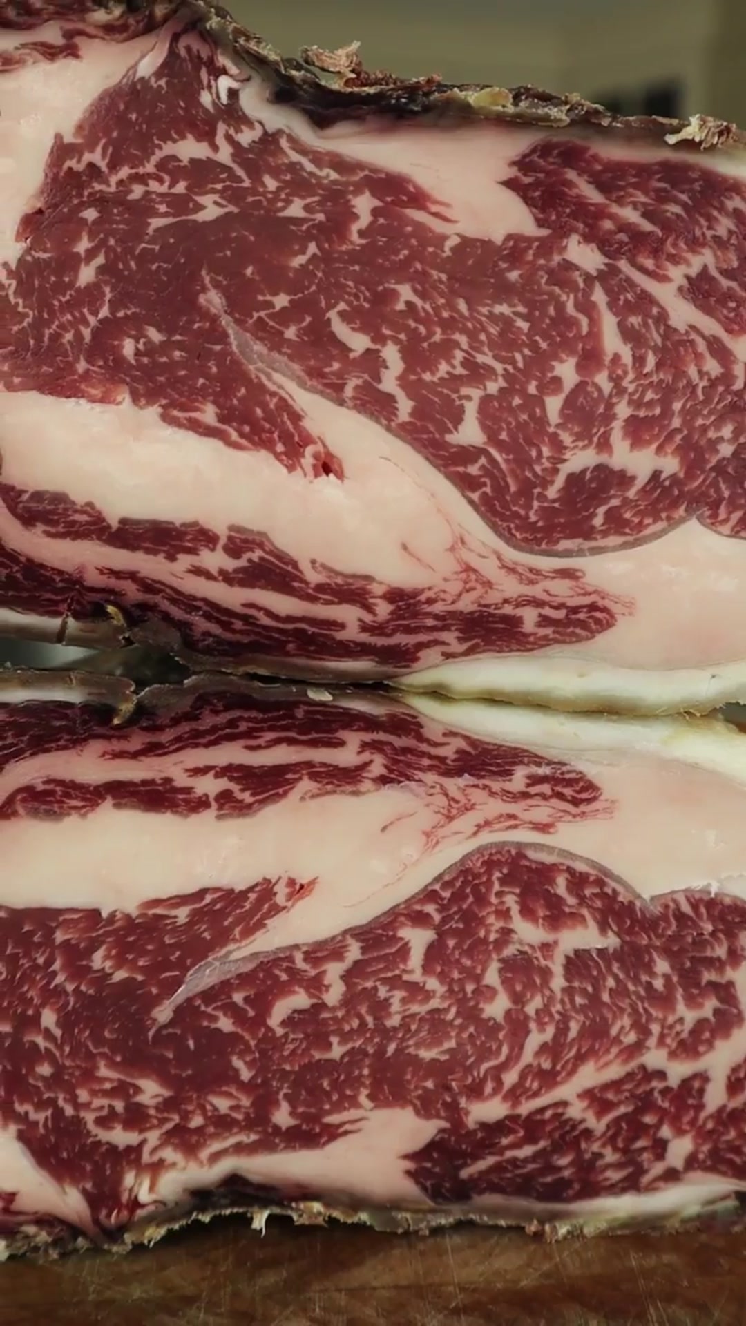 Video thumbnail for What benefits most from DRY AGING_ Grass-fed_ Choice_ Prime_ Wagyu(720P_HD)