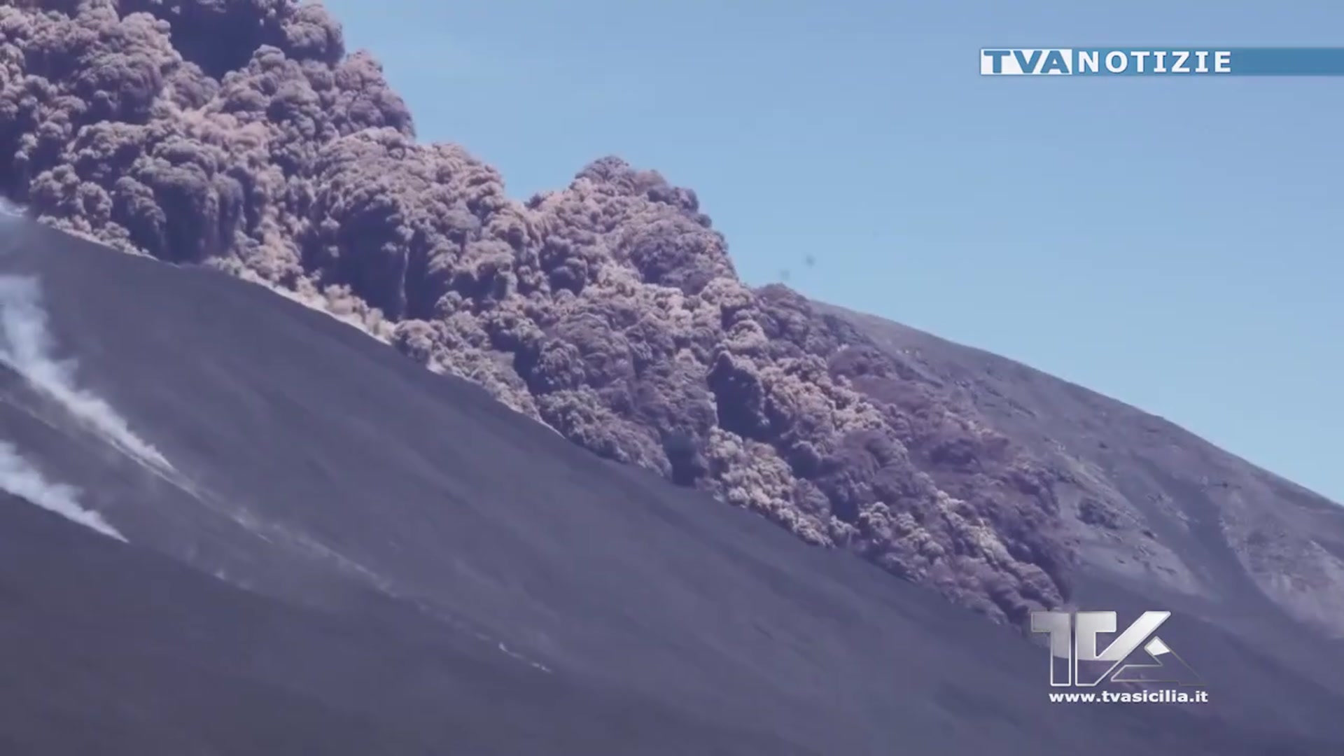 'Video thumbnail for Etna, eruzione tra spettacolo e preoccupazione. Il sindaco di Belpasso chiede misure più rigide'